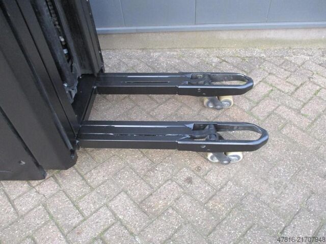 Carretilla elevadora TOYOTA SWE160L