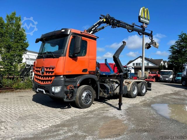 Hakowiec MERCEDES-BENZ Arocs 2643 L 6x4 Abrollkipper mit Kran Funk+Grei