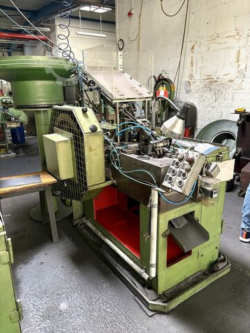 Cold heading machine including vibratory feeder nan nan