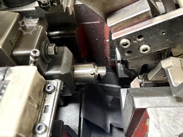 Cold heading machine including vibratory feeder nan nan