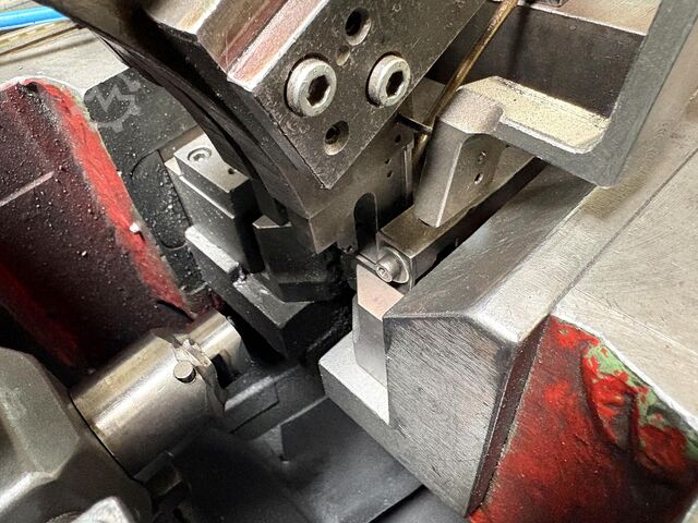 Cold heading machine including vibratory feeder nan nan