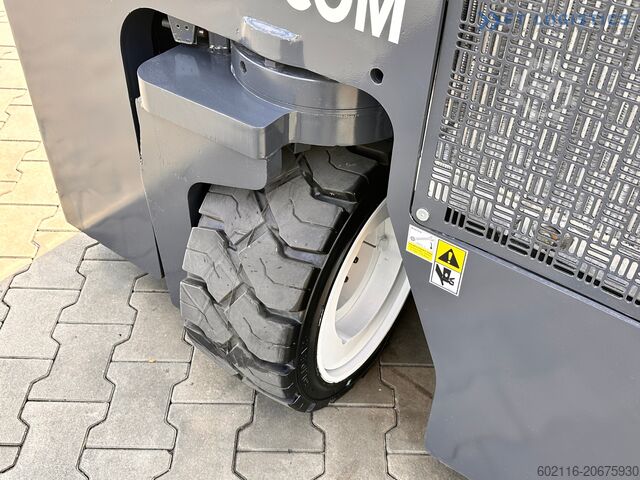 Empilhador de 4 vias Combilift C3000CB / GAS / TRIPLEX / 4900MM / 4807H