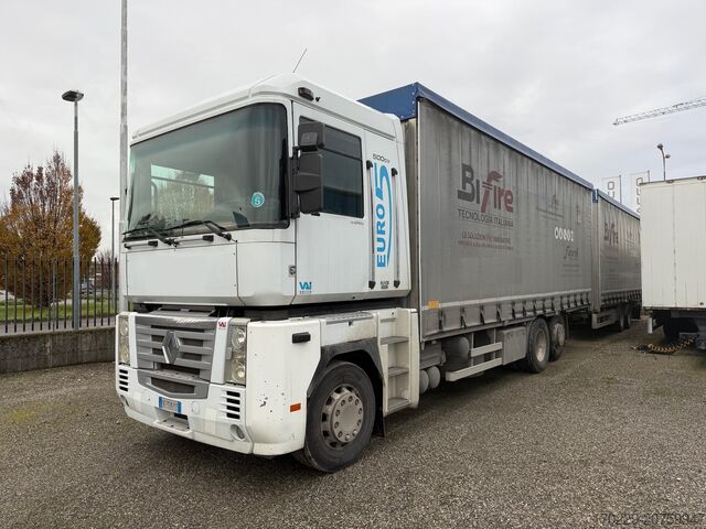 Nákladní auto s valníkem a plachtou renault Magnum 500