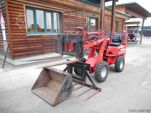 Udvari rakodó Weidemann 1013 mit 3 Anbaugeräte