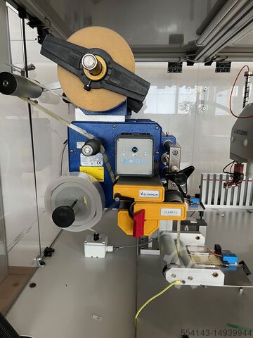 Assembly cell with Mitsubishi robots, among others Mitsubishi RH-6SDH5520-S312