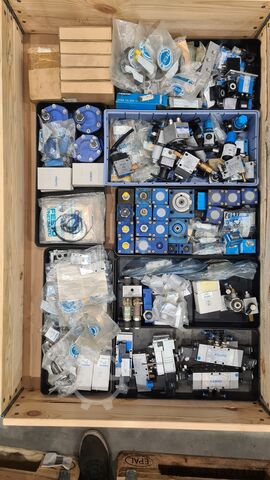 Çeşitli yedek parçalar FESTO ADVU