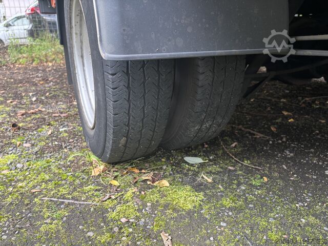 Transporter mit Koffer Ford Transit 350