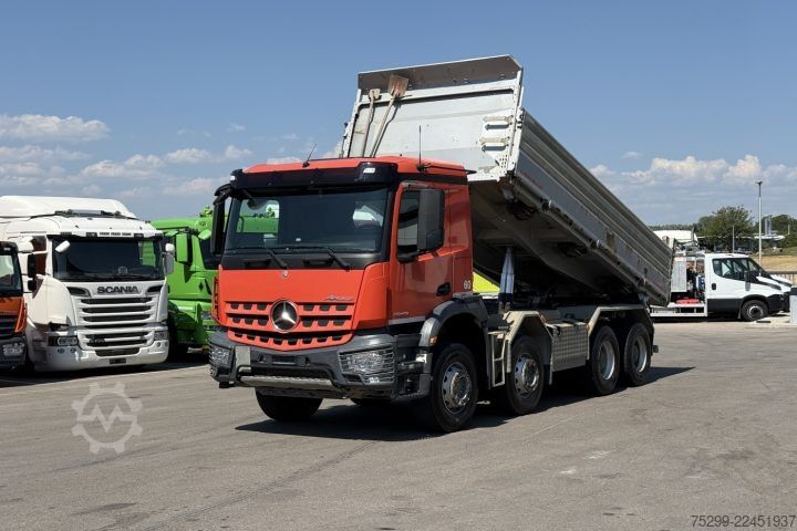 Camion ribaltabile trilaterale Mercedes-Benz Arocs 3243 8x4 Schwarzmüller / Swiss-Vehicle