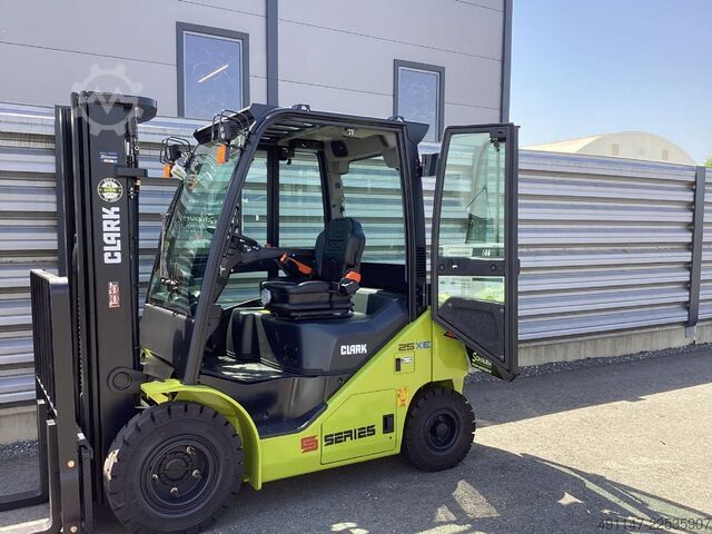 Elektrische vorkheftruck met 4 wielen Clark S25XE