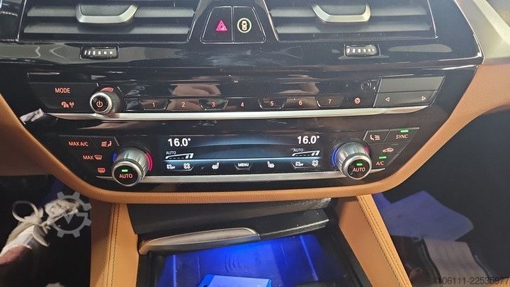 Minibus BMW 530 i xDrive M Sport Laser/Panorama/AHK/HarmanKa