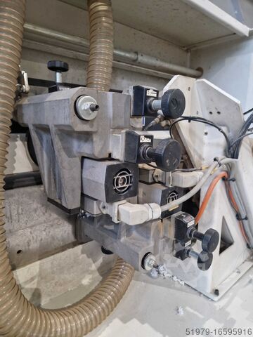 Stroj na olepování hran SCM K130