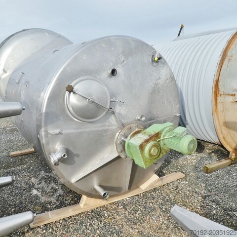 8000 liter geïsoleerde roertank van V2A met balkroerder en CIP-sproeibollen.  7241